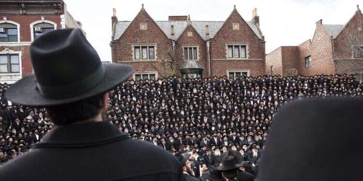 חסידי חב בזמן שהוא הולך ומתעוור, אריאל ויטמן עורך את מדור הדעות בגלובס ומחזיק פודקאסט מצליח