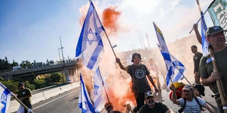חסימת כביש מס' 1, ארכיון. צילום: חיים גולדברג פלאש 90 הדיקטטורה שתוקם עם ניצחון מרד האליטות, לא תהיה שונה מישראל של היום