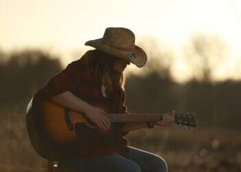 לקרוא בעברית ספר שעוסק במוזיקת קאנטרי