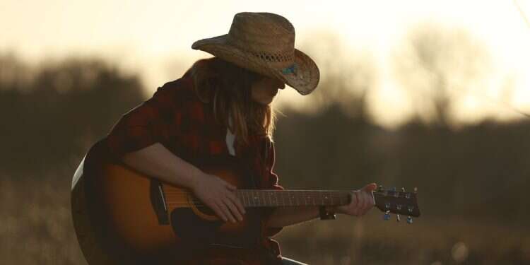 לקרוא בעברית ספר שעוסק במוזיקת קאנטרי