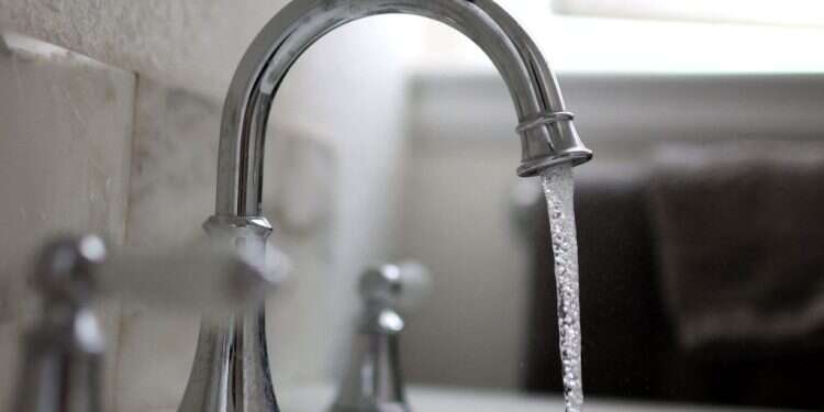 מי ברז. צילום: JUSTIN SULLIVAN / GETTY IMAGES NORTH AMERICA / Getty Images via AFP מחקר בארה"ב: 45 אחוזים ממי הברז מזוהמים