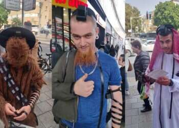 אחרי הסרטון והצעקות: בחב"ד בת"א מזהים עלייה במספר מניחי התפילין בדוכנים