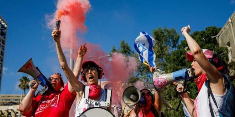 מפגינים בחיפה. צילום: שיר טורם פלאש 90 מפגיני שמאל חסמו אמבולנסים, חולי סרטן ובעלי מוגבלויות