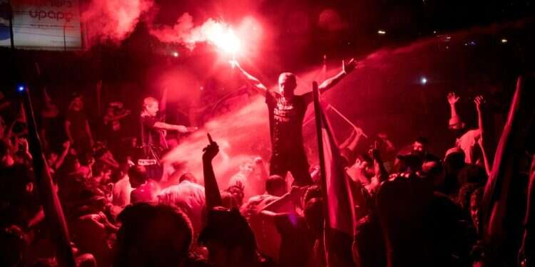 אנרכיה באיילון: מדורות במרכז הכביש, עצורים בחשד לתקיפת שוטרים