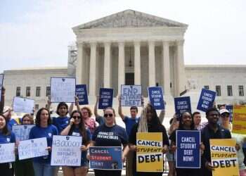 מפגינים מהשמאל אל מול בית המשפט העליון האמריקני. צילום: OLIVIER DOULIERY AFP "אנחנו צריכים רפורמה משפטית": השמאל האמריקני מוחה נגד שורת פסיקות שמרניות בעליון