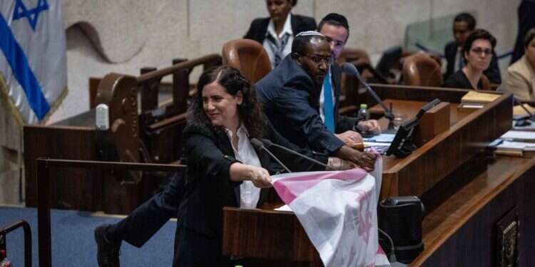 קריאות הבושה ומחיאות הכפיים חשפו את חולשת הקואליציה – והאופוזיציה