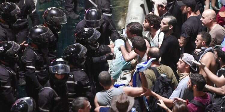 עימותים באיילון. צילום: אבשלום ששוני פלאש 90 הקב"ט שירה באוויר מול מפגיני הימין והנהג הדורס יובאו להארכת מעצר