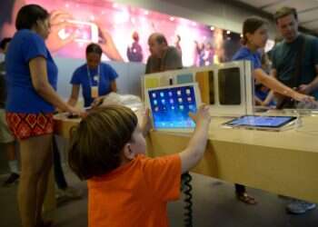 "להגן על התלמידים": הולנד תאסור מכשירים סלולריים בכיתות הלימוד