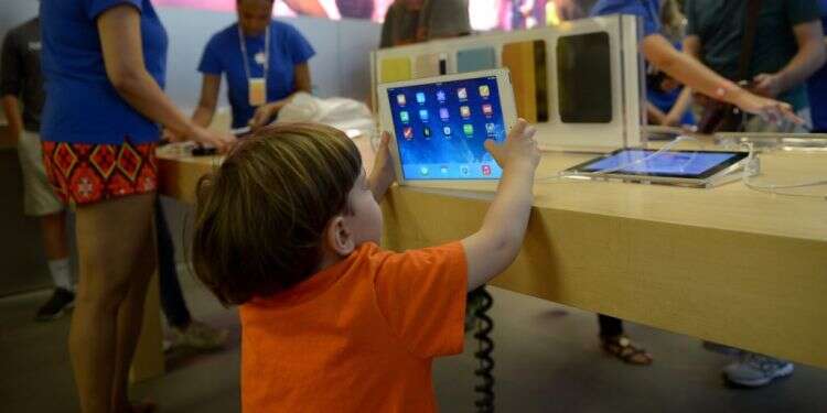 "להגן על התלמידים": הולנד תאסור מכשירים סלולריים בכיתות הלימוד