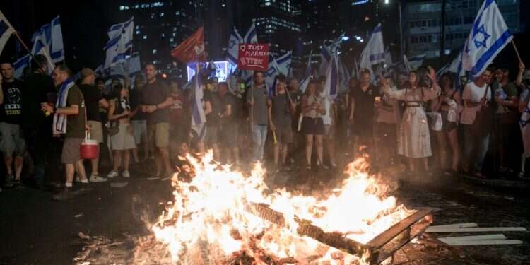 מפגינים חוסמים את נתיבי איילון בהפגנה אמש. צילום: מרים אלסטר פלאש 90 אנרכיה באיילון: מדורות במרכז הכביש, עצורים בחשד לתקיפת שוטרים