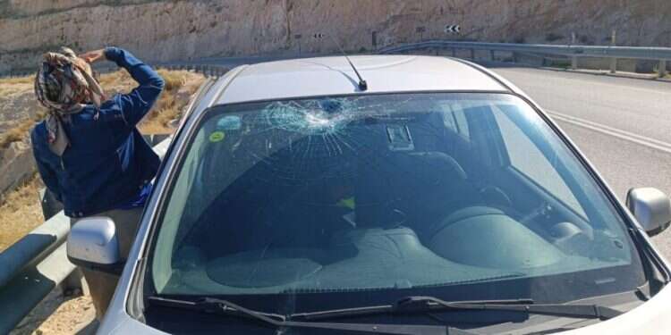 רכב שנפגע מאבנים בבקעת הירדן. צילום: דוברות "לא נהיה חווארה 2": זינוק במספר זריקות האבנים בבקעת הירדן