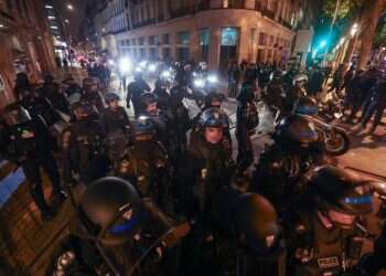 המהומות בצרפת: מתפרעים נסעו עם רכב לתוך בית ראש עיר בפריז