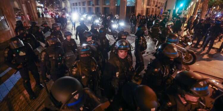 שוטרים מתכוננים לליל מהומות בצרפת. צילום: EPA MOHAMMED BADRA המהומות בצרפת: מתפרעים נסעו עם רכב לתוך בית ראש עיר בפריז