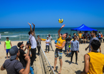 מצנח רחיפה וקיאקים: צפו במסע היחצנות של שגריר האיחוד האירופי בעזה