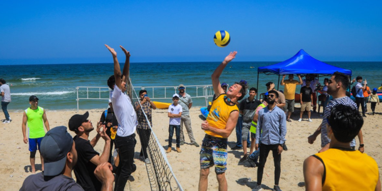 שליח האיחוד על חוף הים בעזה. צילום מסך מטוויטר מצנח רחיפה וקיאקים: צפו במסע היחצנות של שגריר האיחוד האירופי בעזה