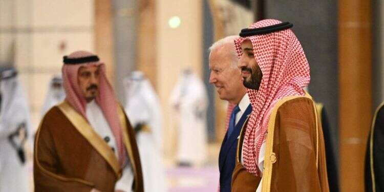 הנסיך בן־סלמאן מארח את הנשיא ביידן, יולי 2022. 
 צילום: איי.אף.פי
 למרות מעמדה בעולם הערבי והאסלאמי, סעודיה זקוקה לישראל ולא להפך