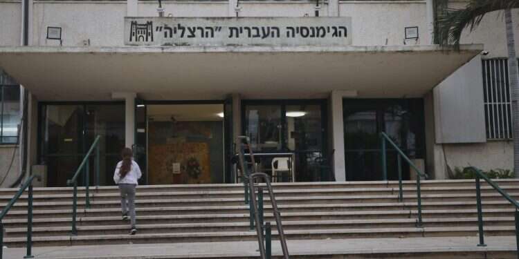 שערי הגימנסיה הרצליה בתל אביב. צילום: יהושע יוסף מראשית הציונות ועד לכנס עידוד סרבנות: מוסד הדגל החילוני ששינה את פניו