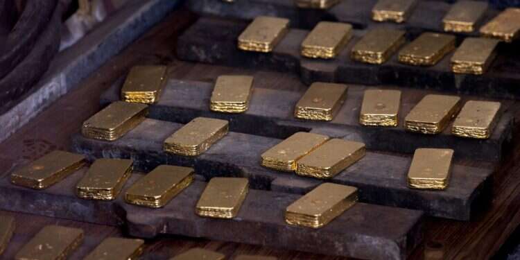 מטילי זהב, אילוסטרציה. צילום: EPA/NARENDRA SHRESTHA בית המשפט הכריע: למי שייכים 120 מטילי הזהב שנמצאו ברכבת