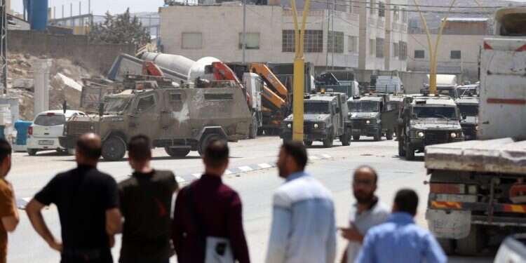 זירת הפיגוע בבית חגי, אתמול. צילום: EPA בניגוד להצהרות באולפנים, ישראל צריכה לחזק את הרשות הפלסטינית