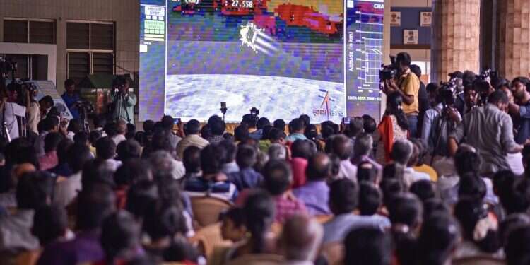 שידור חי של נחיתת החללית על הירח במכון מחקר הודי, שלשום. צילום: אי.פי.איי, שאטרסטוק הנחיתה ההודית על הירח – חלק ממאמץ רב-לאומי בהשתתפות סין, יפן וישראל