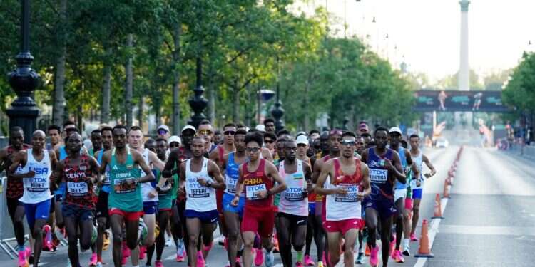 הרצים במרתון בהונגריה, במרכז, טפרי. צילום: EPA / ALEKSANDRA SZMIGIEL   1 סרט על ספות מפנקות, מתחמי טיפוס, ואחל'קרח: פעילויות לסוף החופש