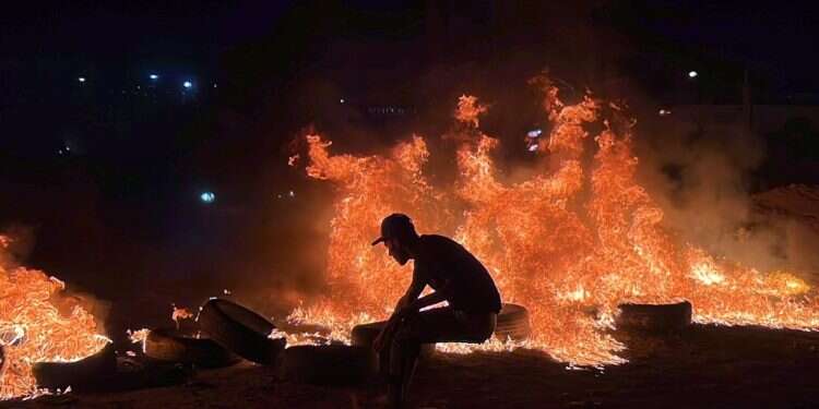 מחאות בלוב בעקבות הפגישה עם שר החוץ הישראלי. צילום: EPA/STR הפגנות, לעג, והשעיה: התגובה הלובית לפגישה עם שר החוץ הישראלי