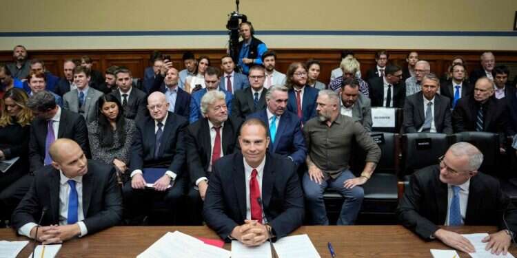 איש המודיעין דיוויד גרוש מוסר עדות על עצמים בלתי מזוהים בפני ועדת הקונגרס. צילום: גטי אימג'ס "הופך למיינסטרים": בית הנבחרים בארה"ב פועל לחשוף עדויות של מגע עם חייזרים