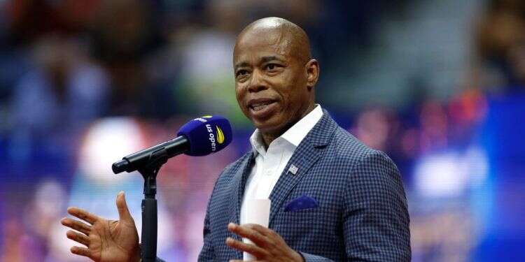 ראש עיריית ניו יורק אריק אדמס. צילום: Sarah Stier, Getty Images via AFP ניו יורק: מסגדים יוכלו לשדר את התפילה בקול במהלך הרמדאן