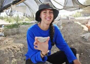 נערה גילתה בחפירה ארכיאולוגית חלק מ"מראת כשפים" קדומה