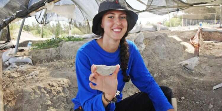 נערה גילתה בחפירה ארכיאולוגית חלק מ"מראת כשפים" קדומה