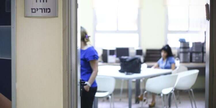 אילוסטרציה. צילום: עמי שומן מחסור במורים? יש דרך אחת לשוב להיות עם שמתמקד בחינוך ילדיו