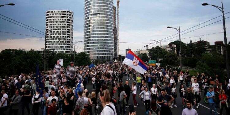 מפגינים בבלגרד נגד המצב במדינה, לפני כשבועיים. צילום: איי.אף.פי