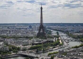 קפץ מראש מגדל אייפל ונעצר ע"י המשטרה