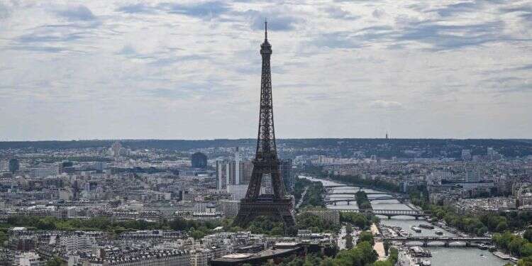 קפץ מראש מגדל אייפל ונעצר ע"י המשטרה
