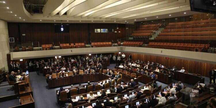 מליאת הכנסת. צילום: AFP בחברה החרדית פועלת רשת עצמאית של מוניות שעוברות מתחת לרדאר