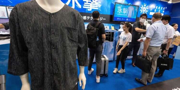 טכנולוגיות יפניות לבישות לקירור הגוף. צילום: Richard A. Brooks  AFP הפתרון היפני לגל החום: ההמצאות שיקררו אתכם בכל מקום