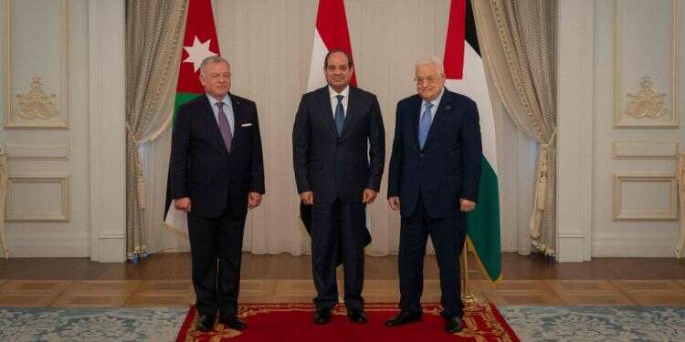 אבו־מאזן, א־סיסי ועבדאללה,  באל־עלמיין, באוגוסט האחרון. צילום: איי.אף.פי / ארמון המלוכה הירדני