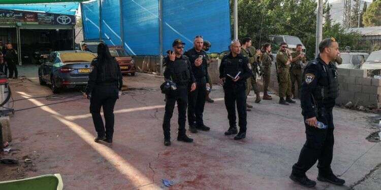 זירת הפיגוע בחווארה בשבוע שעבר. צילום: איי.אף.פי כשחמאס לוקח אחריות על פיגועים, ישראל לא ממהרת לבצע חיסולים