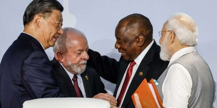 מודי, רמפוסה, דה־סילבה ושי אתמול ביביוהנסבורג. פוטין נשאר במוסקבה והשתתף בפסגה באופן וירטואלי. צילום: איי.אף.פי איום על ההגמוניה המערבית? איראן וסעודיה יצטרפו לארגון BRICS