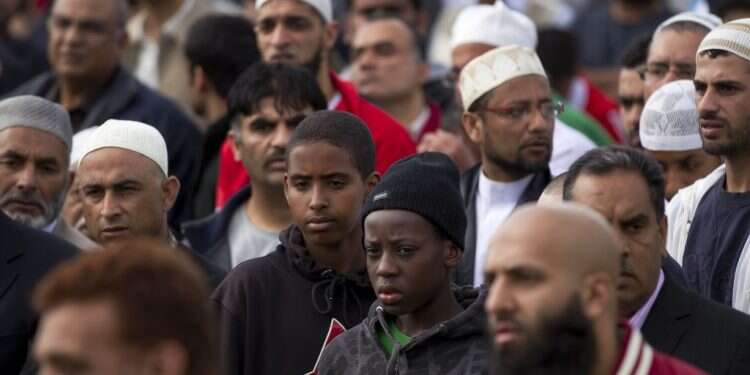 מוסלמים בלונדון. צילום: Matt Dunham, AP עיתון מצרי מזהיר: באירופה מקימים מדינה מוסלמית עצמאית