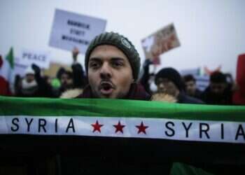 "דאעש עם חליפות": עדויות לירי חי בהפגנות ענק נגד אסד בסוריה