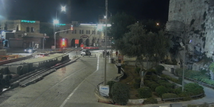 צילום מסך מתוך סרטון התקיפה הפרקליטות סגרה תיק נגד ערבי שתקף יהודי ותועד במצלמות