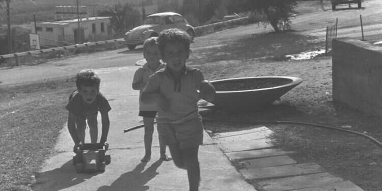 ילדי החוץ מכניסים לעולמם הבועתי מושגים זרים כגון אלוהים ותורה. ילדים בקיבוץ, 1971. צילום: משה מילנר, לע