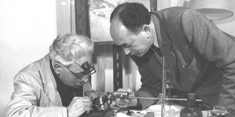 מומחי האוניברסיטה העברית העוסקים בשחזור המגילות. צילום: לע מיהו "מורה הצדק" ולאיזו כת השתייך המחבר: תעלומת מגילת "פשר חבקוק"