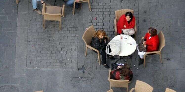 מצופה מהבורגני להיות נאמן למשפחתו ולעמו. בית קפה בירושלים. צילום: נתי שוחט, פלאש 90 שני תלמידי ישיבת הסדר מספרים את סיפורו של דור