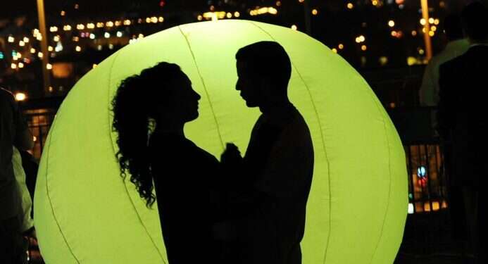 כמה ציפיות מונחות על כתפיו של גבר שיוצא לדייטים. צילום: מנדי הכטמן - פלאש 90 "תהיה גבר, אבל…": יועץ הזוגיות שמנסה לפצח את הציפיות הסותרות מגברים בדייטים