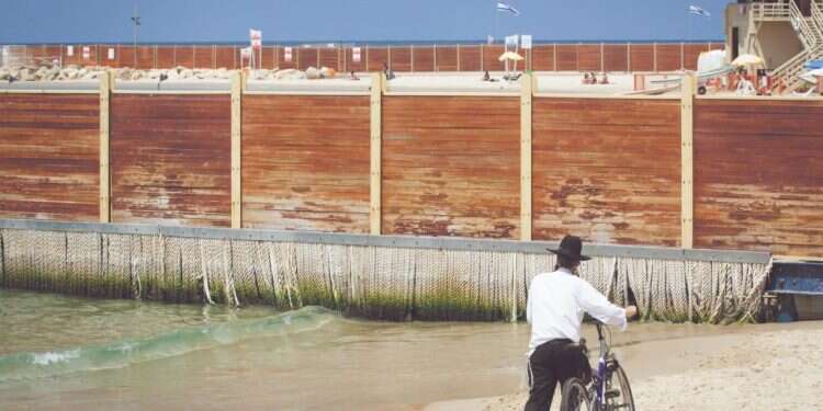 אם לא עכשיו, איזו ממשלה תדאג לפרטים בחייהם של דתיים? חוף נפרד, אילוסטרציה. צילום: מרים אלסטר, פלאש 90