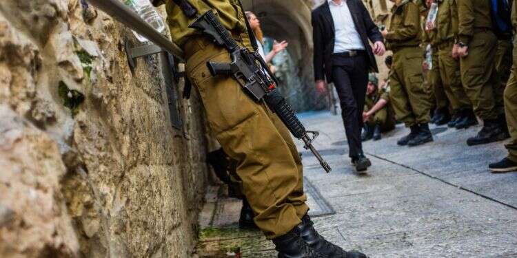 תושב הצפון מואשם שגנב את נשקו של שכנו החייל