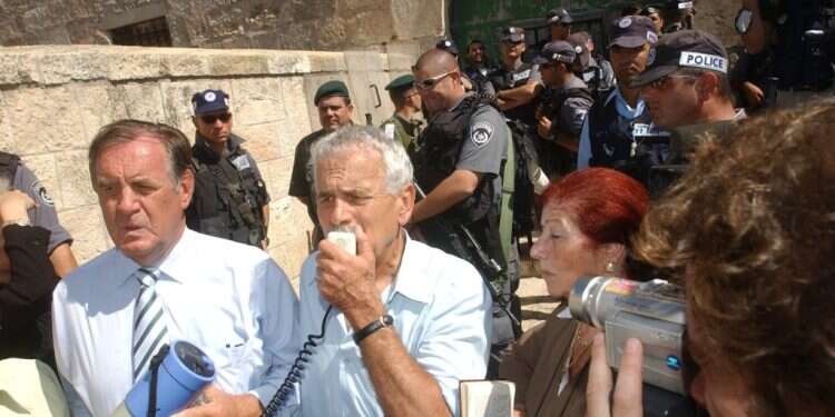 פעיל הר הבית גרשון סלומון בשערי ההר, 2003. צילום: פלאש 90 לא מובן מאליו: עשרים שנה לפתיחת הר הבית מחדש ליהודים