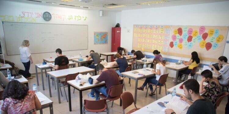 כיתת תיכון בירושלים, אילוסטרציה. צילום: נועם ריבקין פנטון, פלאש 90 את רן ארז לא מעניינת טובתה של מערכת החינוך: אז על מה השביתה?